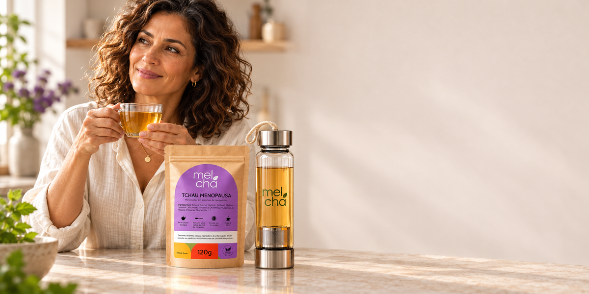 Mulher em seu momento de cuidado com o Tchau Menopausa e a Garrafa Infusora Mel Chá.